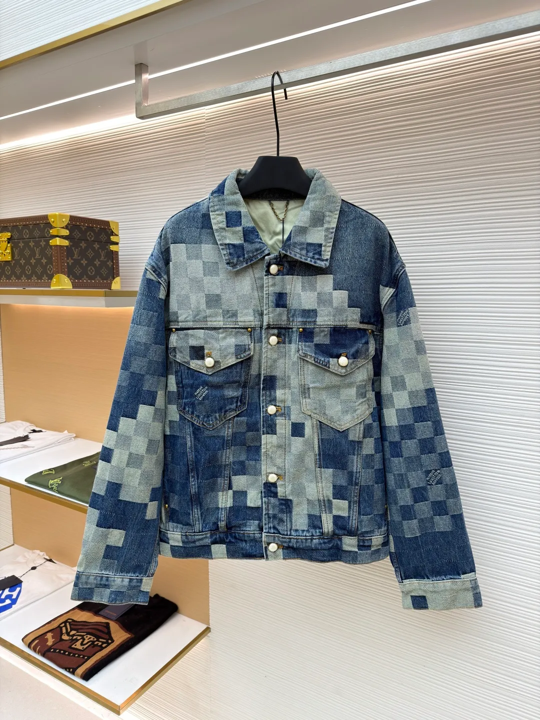 LOUIS VUITTON mosaic denim jacket ●Authentic product: purchased and developed by 13939 ●Item number: 1680240-C05 ●Fabric: denim fabric ●Technology: embossed embossing ●Version: fitted version ●Weight: about 1060 grams ●Size: 30-32-34-36 ●Description: Integrating Monogram embossed pockets into a casual workwear silhouette, it can create a trendy look with the same style of overalls, or it can be mixed and matched with separate items to explore more fashion possibilities. Positioned panel splicing design, slightly distressed, washed blue, square nails with lettering under the left sleeve, decorative zipper, snap buttons at the front, standard cut version, casual style, suitable for both men and women. Original goods, washed casual jeans, imported original washed stretch fabric, comfortable and elastic, original hardware accessories decorated with logo, super correct fit, extremely high grade, high quality, fashionable and stylish upper body. The overall wiring is straight and delicate, the fabric is comfortable and soft, and the color is consistent without color difference. It can be matched with the same style to create a fashionable look and control various occasions. Customized accessories, complete with three standards, same style for men and women!